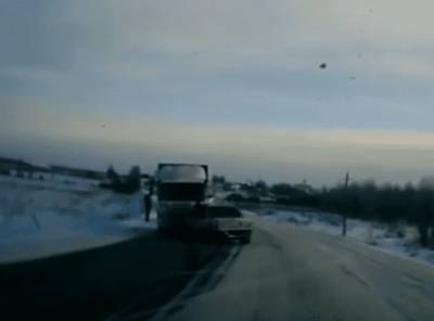 В Смоленской области на трассе столкнулись легковушка и грузовик