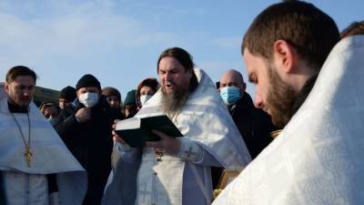 Мороз не помеха: сотни людей окунулись в море на Крещение в Херсонесе