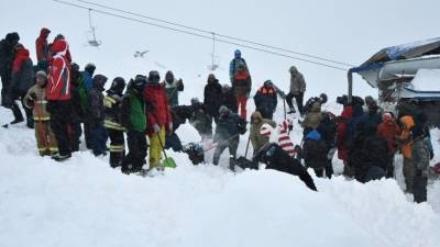 Счет идет на минуты: спасатели продолжают искать людей после схода лавины в КЧР