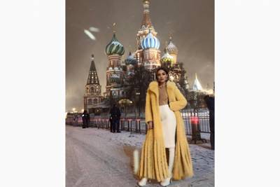 Российская модель снялась в просвечивающем грудь топе и шубе на фоне Кремля