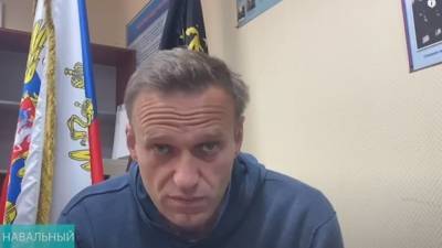 Песков ответил на вопрос о портрете Ягоды в суде с Навальным