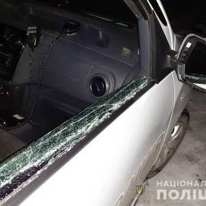 Запорожец разбил стекло в полицейском автомобиле. Фото