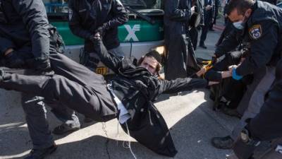 Видео: ортодоксы устроили драку с полицейскими из-за закрытия йешивы в Иерусалиме
