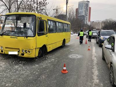 В Екатеринбурге на скользкой дороге столкнулись два автобуса: есть пострадавшие