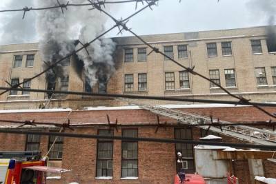 В центре Рязани горит цех на территории завода САМ