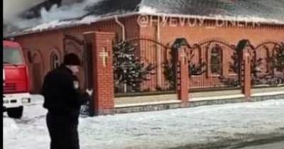 Под Днепром вспыхнула церковь: люди спасают из огня иконы (видео)