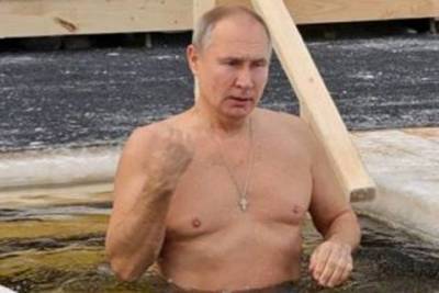 Владимир Путин окунулся в прорубь на Крещение: видео