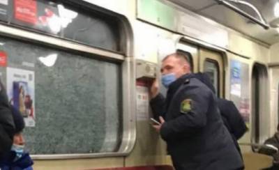 ЧП в метро Харькова: на одной из станций прорвало трубу, пассажиры в опасности, фото