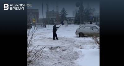 Mash: дворника из Нижнекамска, закидавшего снегом чужую машину, уволят