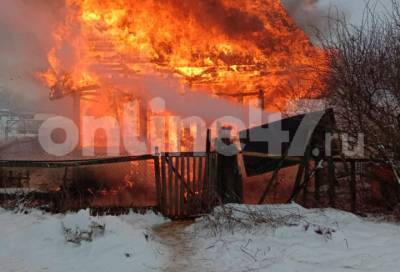 В деревне под Лугой загорелся одноэтажный частный дом. Могут быть пострадавшие