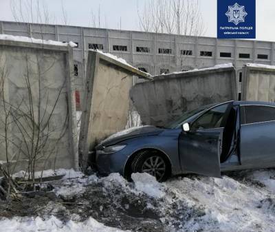 Под Киевом водитель Мазды протаранил бетонный забор
