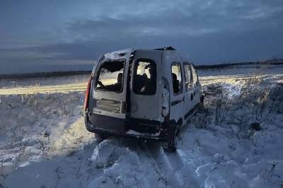 В Житомирской области Renault вылетела за пределы дороги и перевернулся: в аварии пострадали четыре человека (фото)