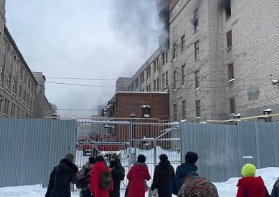 Во время пожара на бывшем заводе САМ эвакуировали 100 человек