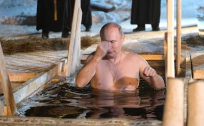 Видео купания Путина в крещенской проруби опубликовали в Сети