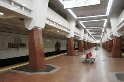 В харьковском метро с потолка на платформу полилась вода: видео и детали ЧП