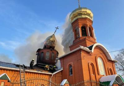 В Днепропетровской области горит церковь: Люди спасают иконы