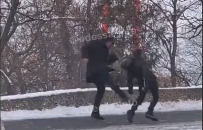 "Бил ногами по чем попадет": в Одессе разъяренный отец жестоко избил сына на глазах у людей, видео дикости