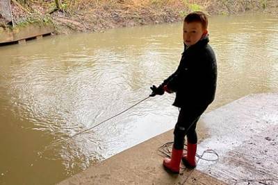 Восьмилетний мальчик пошел на рыбалку и выловил из реки гранату