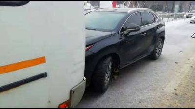 В центре Воронежа Lexus столкнулся с маршруткой: водитель иномарки погиб