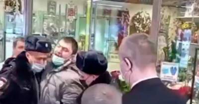 На москвича за отсутствие маски напали охранник без маски и полицейские