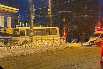 В Архангельске произошло ДТП с участием автобуса и машины «скорой»