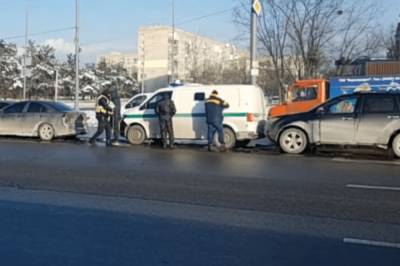 В Киеве авто инкассаторов спровоцировало масштабное ДТП (видео)