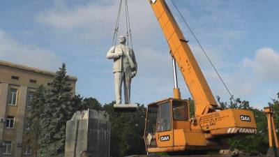 Декоммунизаторы пытаются снести последние памятники Ленину в Одесской области