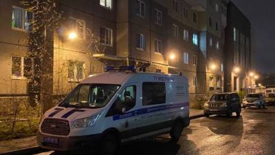 Соседи нашли убитого петербуржца в парадной Московского района