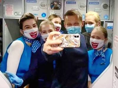Стюардессы Победы могут быть наказаны за фото с Навальным