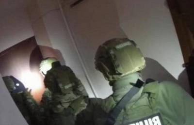 Грабители проникли в квартиру киевлянина и забаррикадировались: на место съехалась полиция и КОРД, фото
