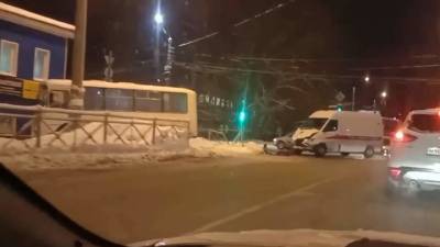 Автобус сбил пешехода после столкновения со скорой в Архангельске