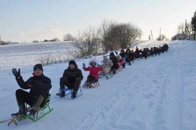 На Волыни жители одного из сел создали рекордный "поезд" из санок: фото зимнего развлечения