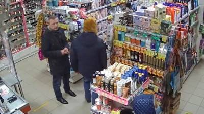 Витебские следователи разыскивают мужчин, расплатившихся в магазине чужой карточкой