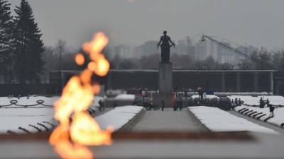 Бюст Героя Советского Союза пропал со стеллы на петербургском кладбище