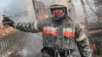 Горячие сердцем якутские спасатели «леденеют» на тушении пожара в -50 градусов