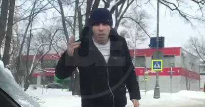 Таксист в Москве подрезал учебную машину и закидал ученицу и инструктора снегом