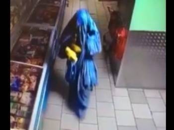 Человек в синем пододеяльнике совершил кражу из «Пятерочки» (ВИДЕО)