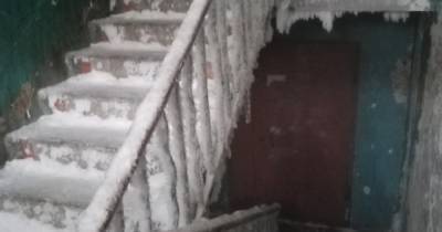 В Челябинской области аварийный дом превратился в "ледяную пещеру"