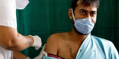 Тошнота и головная боль. В Индии побочные эффекты от вакцины обнаружили у 580 человек