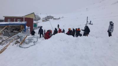 Лыжный инструктор спас заваленного под снегом ребенка в Карачаево-Черкесии