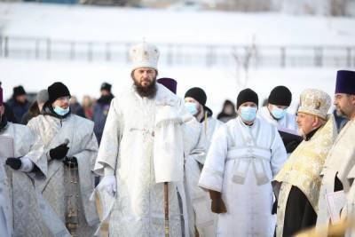 В Волгограде митрополит Феодор освятил воду в Волге