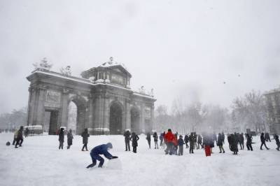 Снегопады в Испании: Мадрид объявили "зоной бедствия"