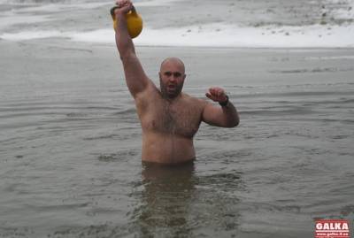 Крещение 2021: в Ивано-Франковске атлеты жонглировали гирями в ледяной воде
