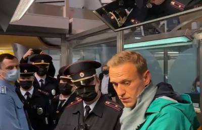 Навального задержали в Шереметьево