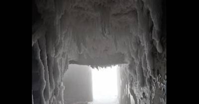Общежитие в Челябинской области превратилось в настоящую ледяную пещеру (фото, видео)