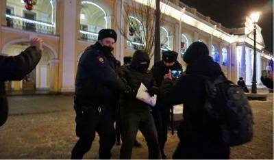 Петербургский омбудсмен окажет помощь задержанным на акциях в поддержку Навального