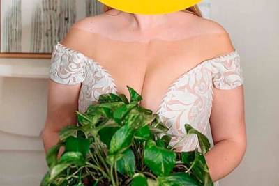 Платье невесты с оптической иллюзией в зоне декольте смутило пользователей сети
