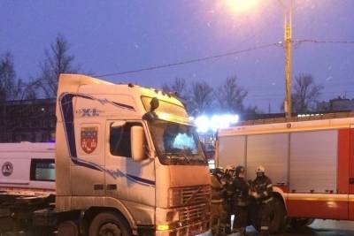 Пенсионерка попала под грузовик у станции метро «Проспект Ветеранов»