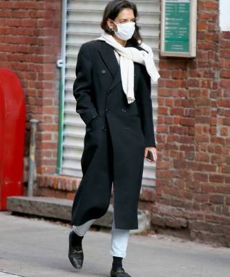 Свитер, повязанный поверх пальто — не только стильно, но и тепло. Расслабленный образ Кэти Холмс, как пример для вдохновения