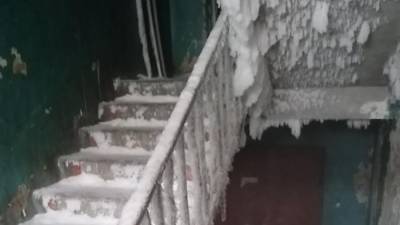 В Челябинской области подъезд дома превратился в «ледяную пещеру»